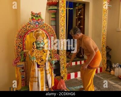 Officiante religioso indù e murti (divinità o statue cerimoniali). Tempio di Sri Mariamman. Chinatown. Singapore Foto Stock