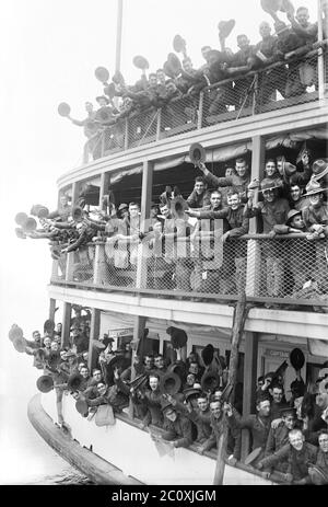 Soldati americani in barca lasciando Fort Slocum, un posto militare che serviva come principale stazione di reclutamento durante la prima guerra mondiale, Davids' Island, New Rochelle, New York, USA, Bain News Service, 1917 Foto Stock