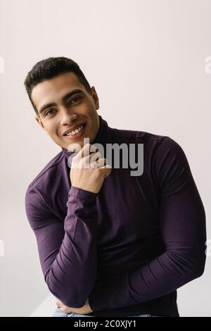 Autentico ritratto di successo afro-americano uomo d'affari con posa per studio di immagini, isolato sullo sfondo Foto Stock
