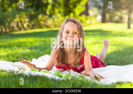 Divertente bambina con mele verdi Foto Stock