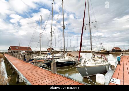 barche sul porto di Hindeloopen Foto Stock