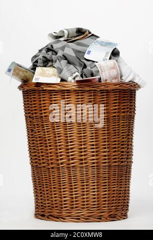 Cesto per la biancheria con biancheria sporca Foto Stock