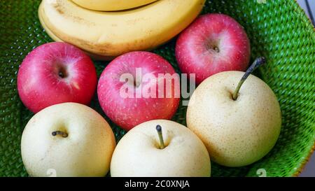 Primo piano di mele, pere e banane Foto Stock