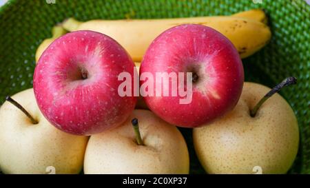 Primo piano di mele, pere e banane Foto Stock