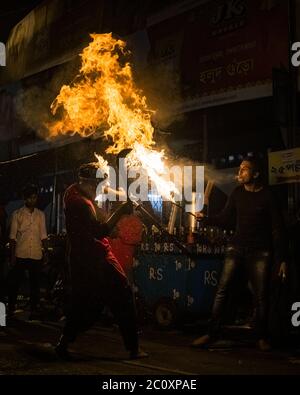 Kolkata, Bengala Occidentale / India - Gennaio, 2017 ragazzi che giocano con il fuoco durante l'ultima notte di Muharram Foto Stock