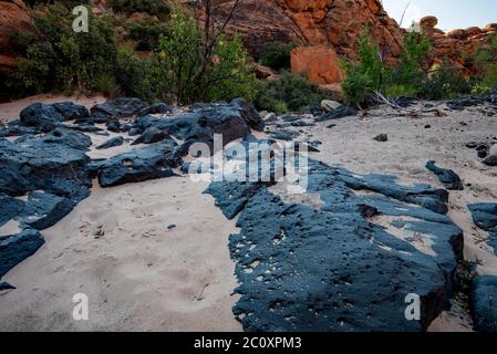 Le montagne di roccia rossa e le formazioni vulcaniche dominano questo splendido parco statale nello Utah meridionale. Foto Stock