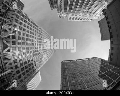 Lo skyline di Canary Wharf a Londra in bianco e nero Foto Stock