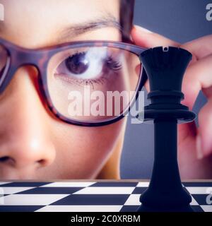 Immagine composita della vista ravvicinata di una imprenditrice tenendo i suoi occhiali Foto Stock