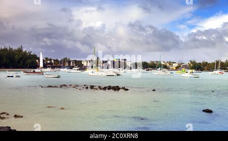 Catamarani e barche in una baia. Grand Bay (Grand Baie). Maurizio Foto Stock