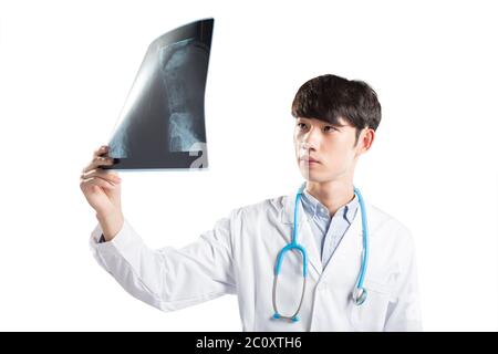 Isolato giovane medico in bianco su sfondo bianco Foto Stock