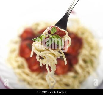 Gli spaghetti con le polpette di carne e salsa di pomodoro Foto Stock