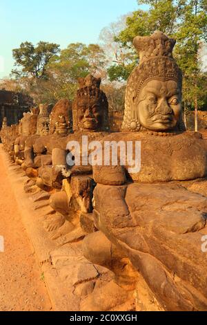 Stone statue intagliate di Deva in Cambogia Foto Stock