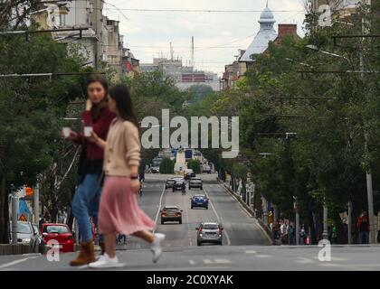 Bucarest, Romania - 01 giugno 2020: Vista a lungo del viale Regina elisabeta a Bucarest. Foto Stock