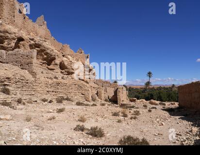 Rovine del ksar a Meski e oasi con palme da dattero a Marokko Foto Stock