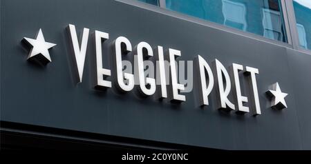 Londra, Regno Unito. 11 Giugno 2020. Un logo Veggie Pret visto su uno dei loro negozi. Credit: Dave Rushen/SOPA Images/ZUMA Wire/Alamy Live News Foto Stock