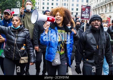 Londra, Regno Unito. 12 giugno 2020. Un protettrice canta slogan su un megafono durante la dimostrazione Black Lives Matter.The morte di George Floyd, mentre nella custodia della polizia di Minneapolis ha scatenato proteste in tutto il Regno Unito, mentre a Bristol una statua di Edward Colston è stata abbattuta e scaricata nel porto. Credit: SOPA Images Limited/Alamy Live News Foto Stock