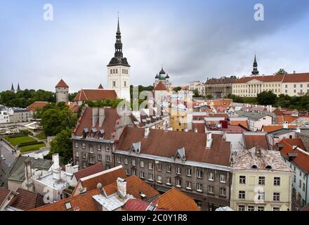 Tallinn, tetti di case, Chiesa di San Nicola e Cattedrale Alexander Nevsky. Foto Stock