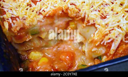 LASAGNE FATTE IN CASA CON STRATI DOPO IL TAGLIO Foto Stock