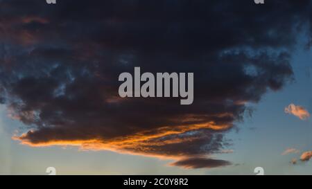 Sfondo naturale del cielo colorato durante il tramonto. Panorama ad alta risoluzione Foto Stock
