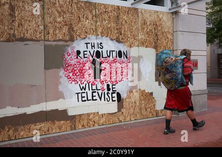 Il negozio H&M si è imbarcato nel centro di Portland, Oregon, che è diventato un'inscatoletta per protesta, visto venerdì 12 giugno 2020. Foto Stock