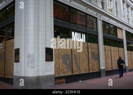 Il negozio MUJI nel centro di Portland, Oregon, è visto imbarcato per proteggere da ulteriori danni in mezzo alla protesta, il Venerdì, 12 giugno 2020. Foto Stock