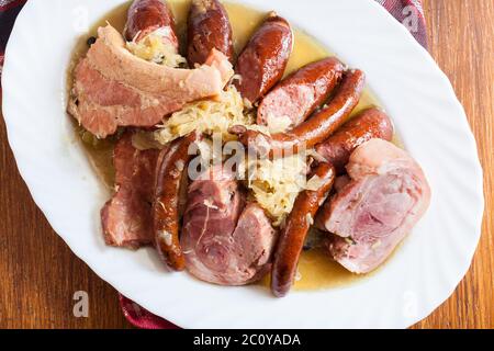 Choucroute garnie. Crauti alsaziani con salsicce, noccioline e pancetta Foto Stock