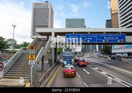 Hong Kong, Hong Kong, Cina. 12 giugno 2020. L'Esercito popolare di Liberazione (PLA) ammiragliato di Hong Kong Garrison visto dal centro di Hong Kong (edificio sulla sinistra). L'Esercito popolare Cinese di Liberazione (PLA) è responsabile dei doveri di difesa nella Regione amministrativa speciale di Hong Kong (SAR) a seguito del trasferimento della sovranità di Hong Kong in Cina nel 1997. Credit: Jayne Russell/ZUMA Wire/Alamy Live News Foto Stock