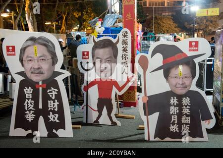 HONG KONG, HONG KONG SAR, CINA: 28 GENNAIO 2017. Accanto alle bancarelle di fiori di Capodanno lunare, anche i partiti politici affittano bancarelle per ottenere il loro messaggio A. Foto Stock