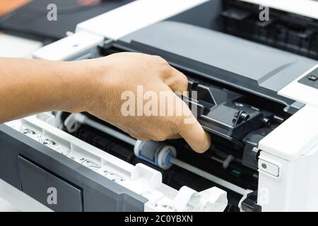 Tecnici che sostituiscono il toner nella riparazione dei materiali di consumo per ufficio della stampante laser Concept Foto Stock