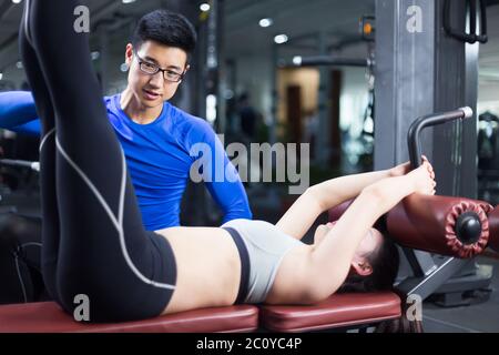 Giovani asiatici persone che lavorano in una palestra moderna Foto Stock