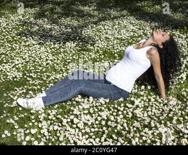 Bella donna incinta rilassante al di fuori Foto Stock