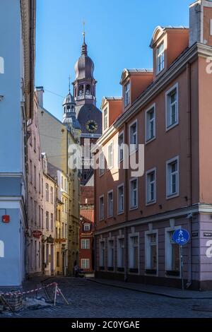 Via vuota della Città Vecchia di riga con la torre della Cattedrale di riga Foto Stock