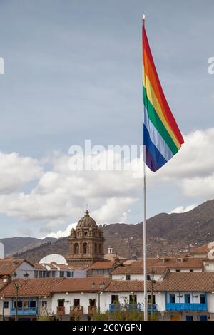 Plaza de Armas di Cuzco con la sua bandiera Foto Stock