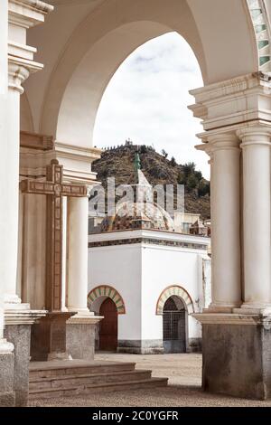 Vista attraverso l'arco su una piccola cappella della Basilica di nostra Signora di Copacabana Bolivia Foto Stock