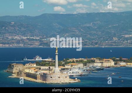 Vista panoramica del porto italiano di Messina. Foto Stock