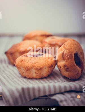 Ricetta base per muffin. Torta di muffin alla banana con fiocchi di avena e fragole su sfondo bianco. Foto Stock