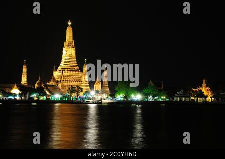 Una vista notturna di Wat Arun lungo il fiume Chao Phraya a Bangkok in Thailandia Foto Stock