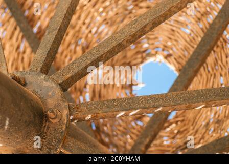 Metallo di vimini ombrello vintage su uno sfondo di cielo blu, il frammento Foto Stock