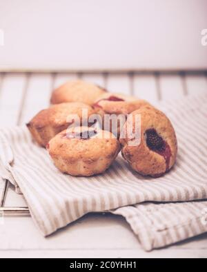 Ricetta base per muffin. Torta di muffin alla banana con fiocchi di avena e fragole su sfondo bianco. Foto Stock