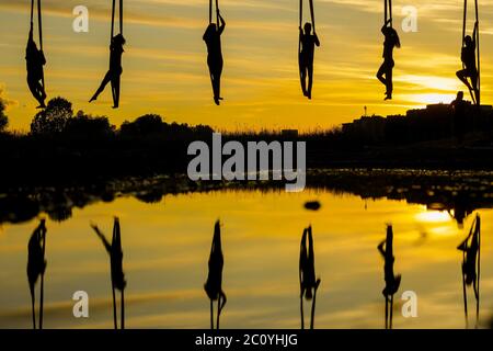 (200613) -- PECHINO, 13 giugno 2020 (Xinhua) -- i membri del Teatro del Circo Triko eseguono la danza aerea dell'amaca appesa al ponte Mladost sul fiume Sava a Zagabria, Croazia, il 11 giugno 2020. (Borna Filic/Pixsell via Xinhua) Foto Stock