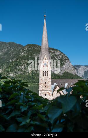 Guglia della Chiesa evangelica o protestante di Hallstatt in Austria, la Torre di una Chiesa luterana neogotica Foto Stock