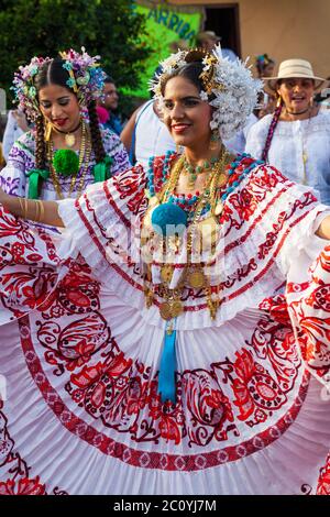 Donna vestita a pollera presso il 'El Desfile de las MIL Polleras' (migliaia di polline), Las Tablas, provincia di Los Santos, Repubblica di Panama. Foto Stock