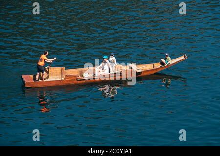 Hallstatt, Austria - Giugno 12 2020: Plaette, la tradizionale barca a falò o canottaggio sul lago Hallstatt, chiamato anche Fuhre con i turisti in crociera Foto Stock