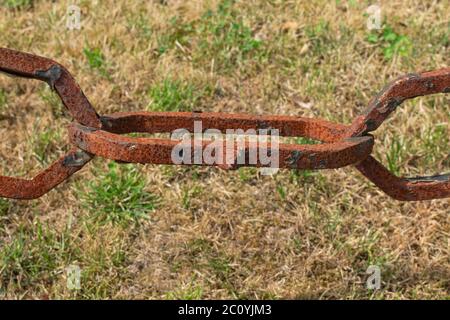 Grande maglia di una vecchia catena di ferro e arrugginita Foto Stock