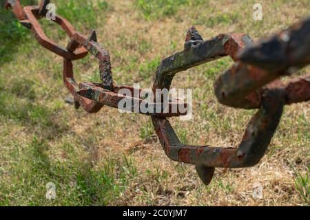 Maglia arrugginita grande di una catena pesante Foto Stock