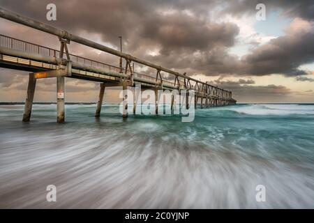 Famosa pompa di sabbia allo Spit sulla Gold Coast del Queensland. Foto Stock