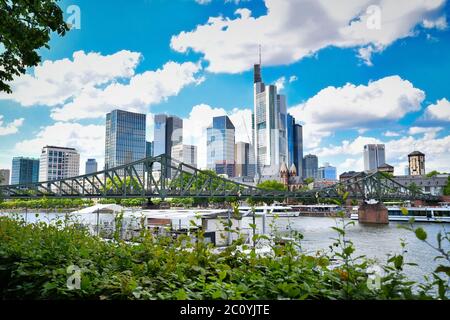 Francoforte sul meno, Germania - Giugno 2020: Vista sul fiume meno e gli alti grattacieli del quartiere finanziario del centro di Francoforte Foto Stock