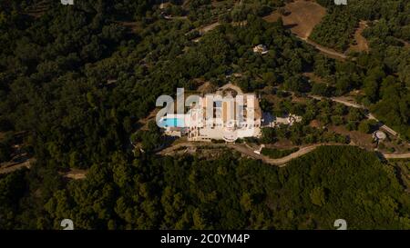 Drone shot di un lussuoso palazzo con piscina in cima a una montagna sull'isola di Corfù in Grecia Foto Stock