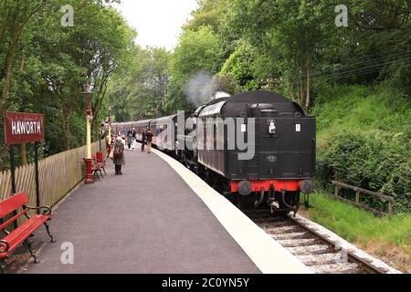 Un treno a vapore arriva alla stazione di Havorth, sulla Keighley e sulla Worth Valley Railway, Inghilterra. La ferrovia è stata utilizzata nel film i bambini ferroviari. Foto Stock