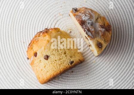 In casa a fette di muffin alla carota con lo spazio vuoto sul tessuto bianco sullo sfondo. Copyspace vista superiore Foto Stock